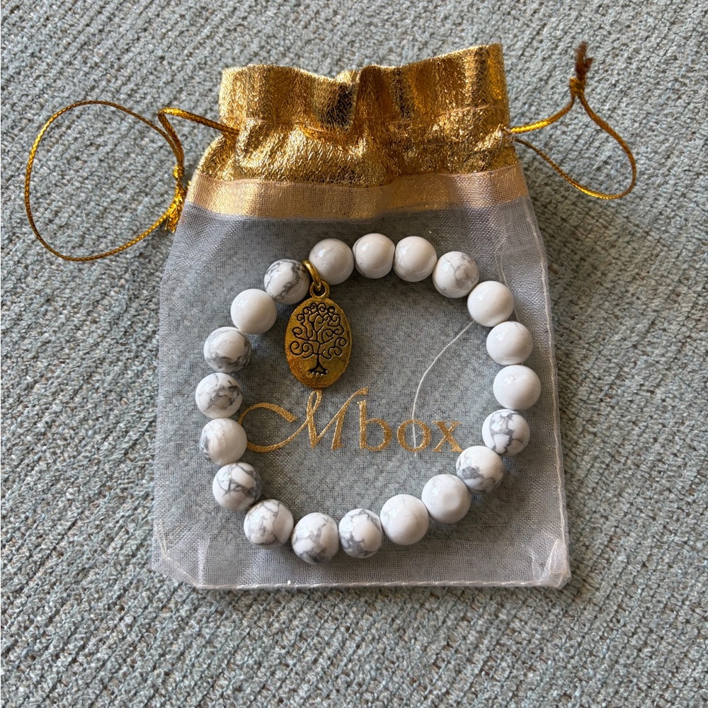 BRAND NEW White Howlite Beaded Bracelet with Gold Tree Charm